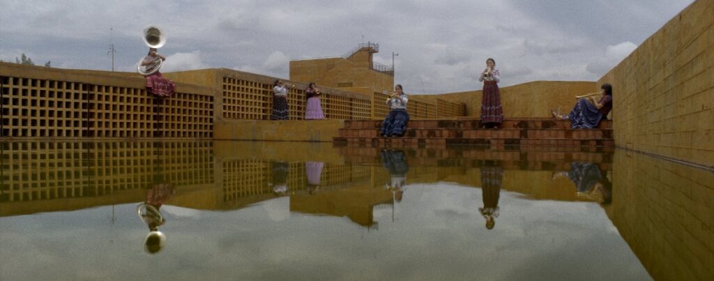 Mujeres en una edificación, en el suelo agua