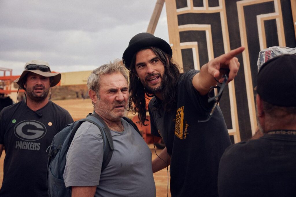 Tres hombres, uno señalando