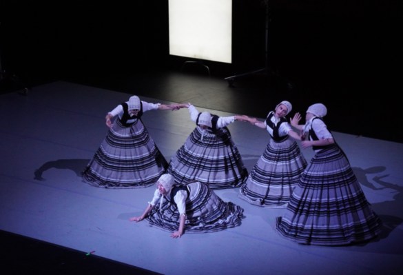 Grupo de mujeres con vestidos tradicionales en escenario Sonoma