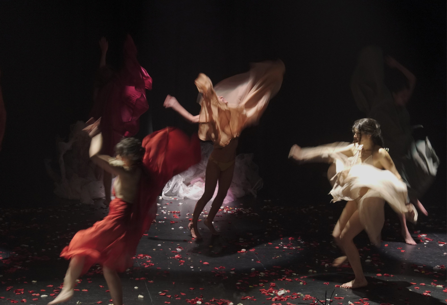 mujeres en el escenario con vestidos de colores danzando en obra Hierbas para la tristeza