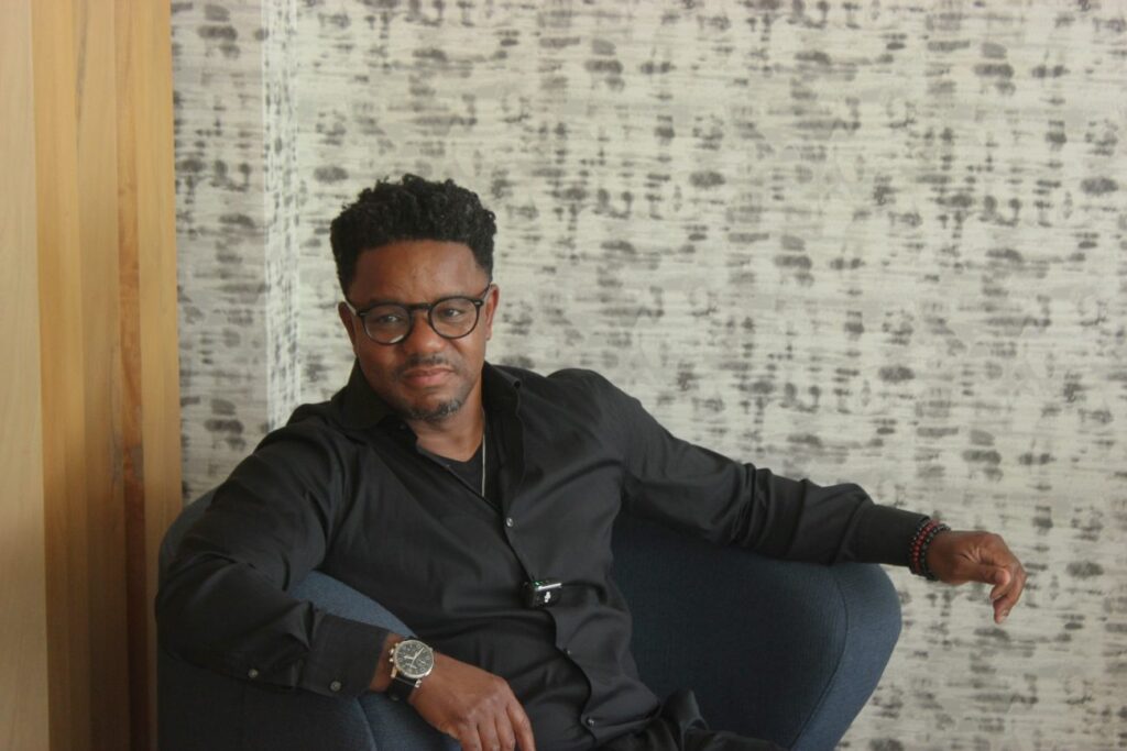 Hombre adulto sentado camisa negra Stefon Harris