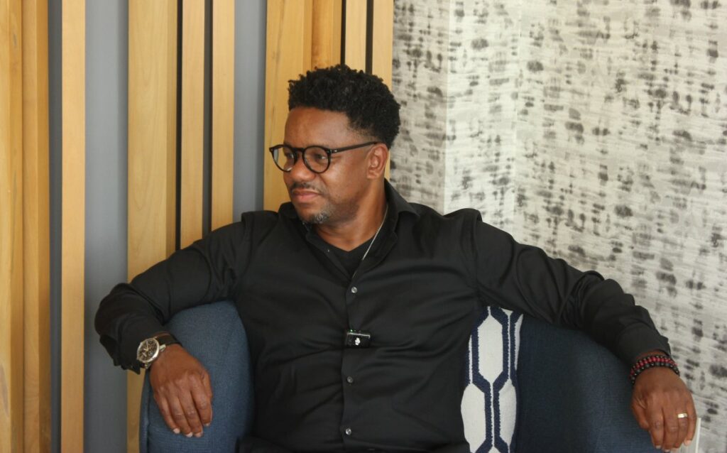 Hombre adulto sentado camisa negra Stefon Harris