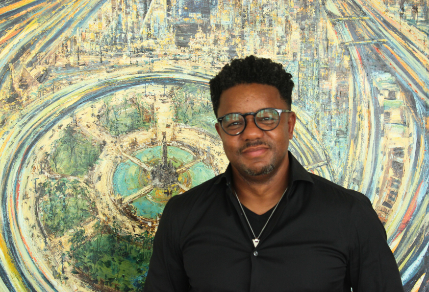 Hombre con lentes pintura detrás Stefon Harris
