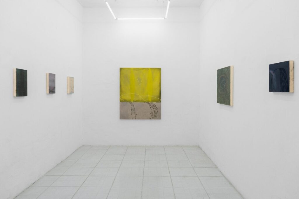 Pinturas en una exposición de arte