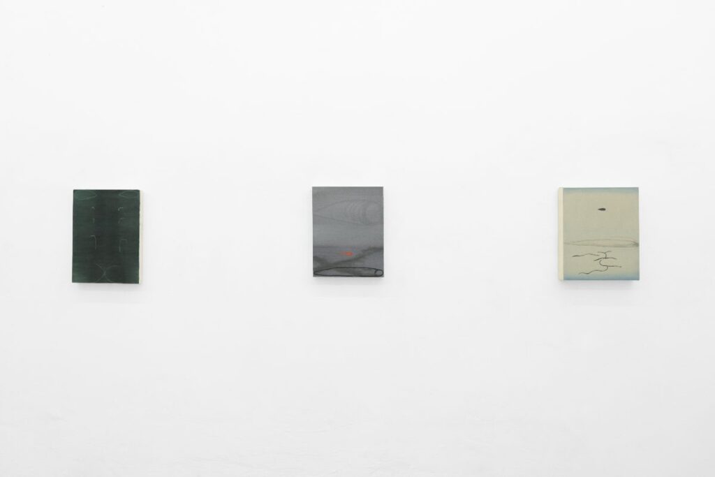 tres pinturas sobre pared blanca