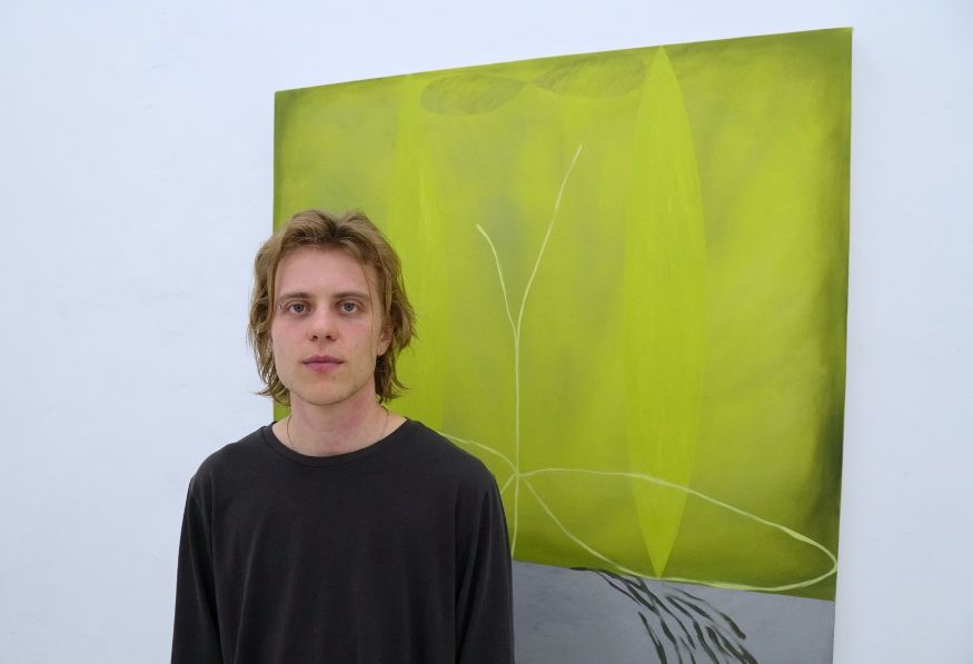 Hombre delante de una pintura