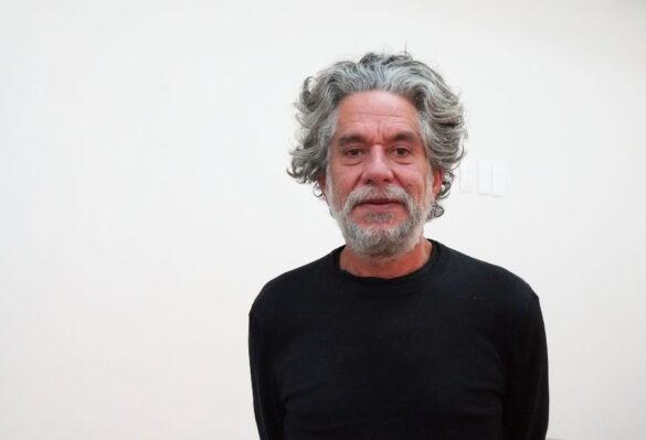 Lorenzo Hagerman hombre camisa negra cabello revuelto con canas