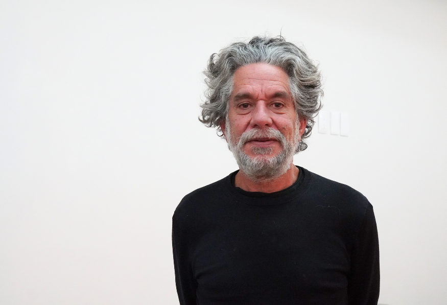 Lorenzo Hagerman hombre camisa negra cabello revuelto con canas