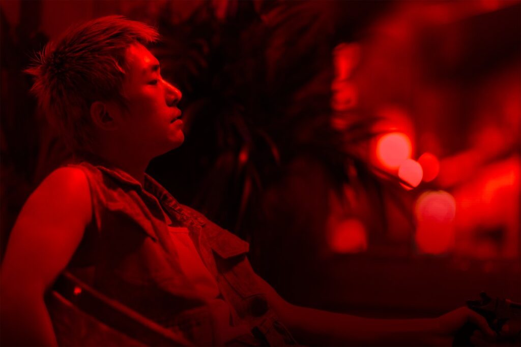 Hombre sentado fumando fotografía roja
