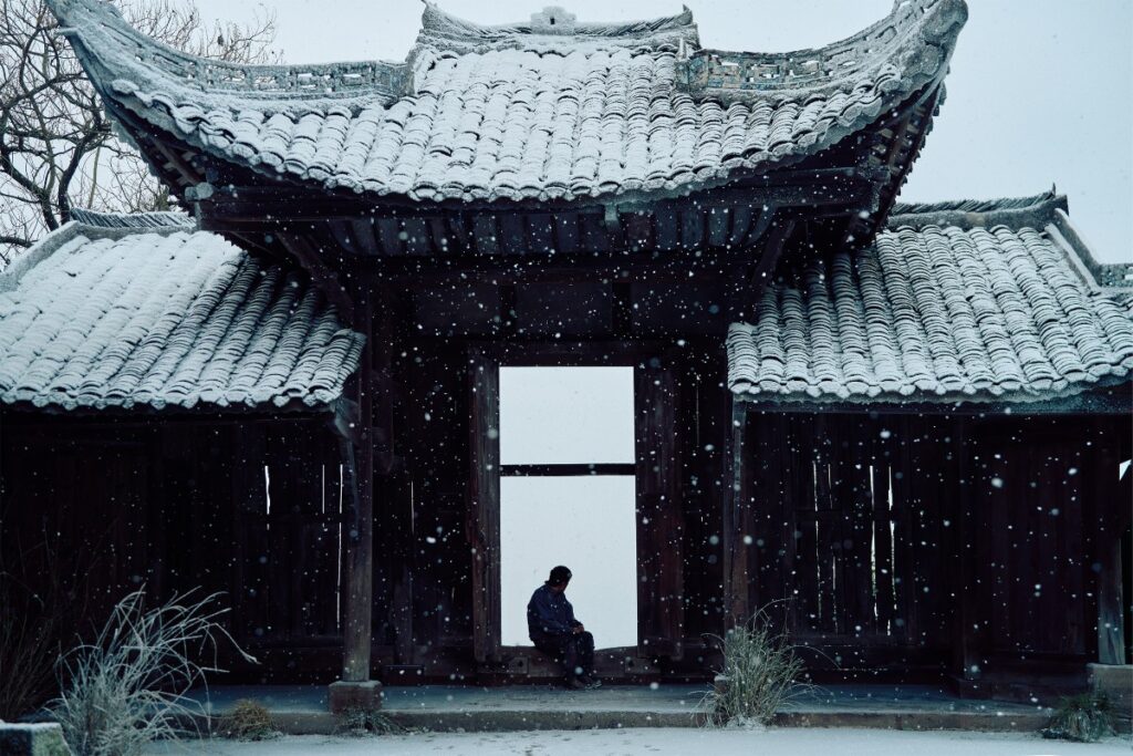 Pagoda en invierno, nieve hombre en la puerta